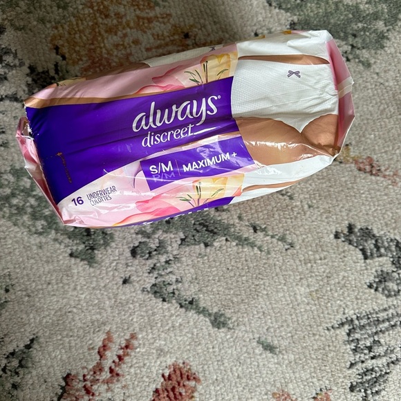 New Always Discreet for Sensitive Skin Maximum Plus Underwear White 16 Count s/m - Picture 2 of 5